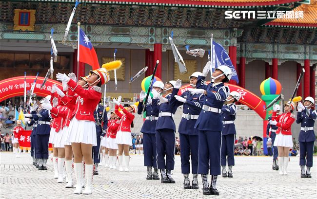 國防部106全國高中職校儀隊競賽決賽，在中正紀念堂廣場前隆重登場。（記者邱榮吉/攝影）