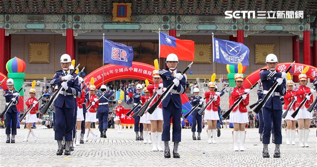 國防部106全國高中職校儀隊競賽決賽，在中正紀念堂廣場前隆重登場。（記者邱榮吉/攝影）