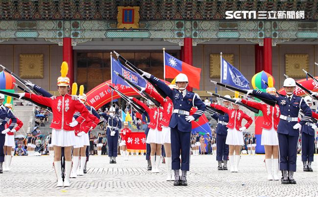 國防部106全國高中職校儀隊競賽決賽，在中正紀念堂廣場前隆重登場。（記者邱榮吉/攝影）