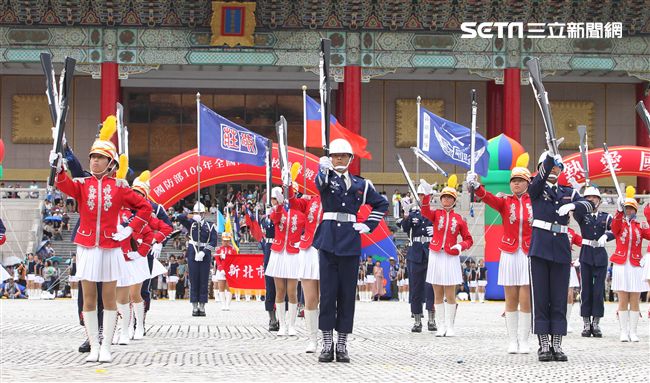 國防部106全國高中職校儀隊競賽決賽，在中正紀念堂廣場前隆重登場。（記者邱榮吉/攝影）