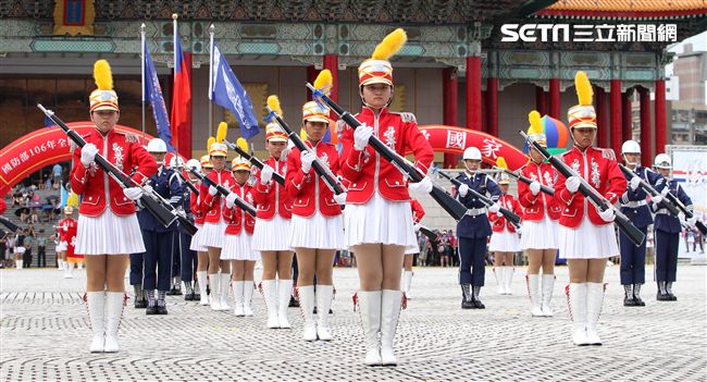 國防部106全國高中職校儀隊競賽決賽，在中正紀念堂廣場前隆重登場。（記者邱榮吉/攝影）