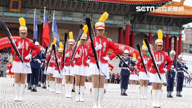 國防部106全國高中職校儀隊競賽決賽，在中正紀念堂廣場前隆重登場。（記者邱榮吉/攝影）