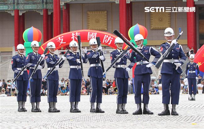 國防部106全國高中職校儀隊競賽決賽，在中正紀念堂廣場前隆重登場。（記者邱榮吉/攝影）