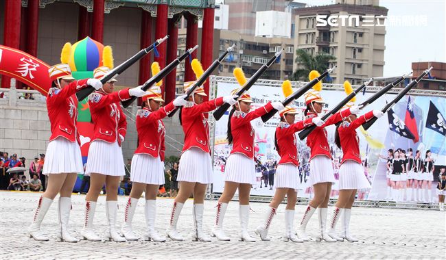 國防部106全國高中職校儀隊競賽決賽，在中正紀念堂廣場前隆重登場。（記者邱榮吉/攝影）