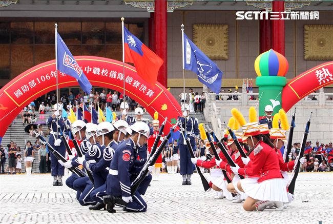 國防部106全國高中職校儀隊競賽決賽，在中正紀念堂廣場前隆重登場。（記者邱榮吉/攝影）