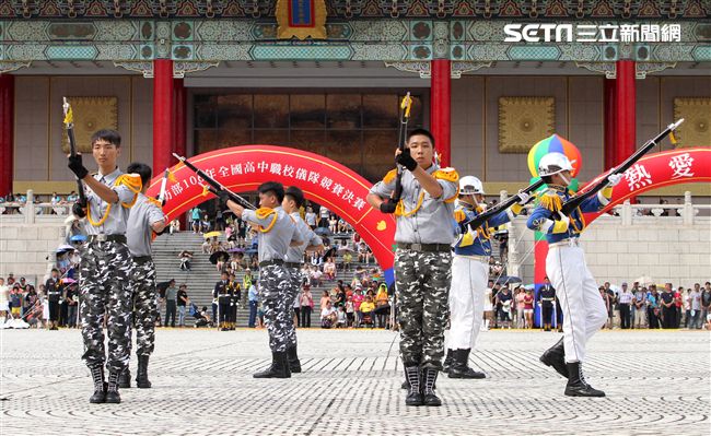 國防部106全國高中職校儀隊競賽決賽，在中正紀念堂廣場前隆重登場。（記者邱榮吉/攝影）