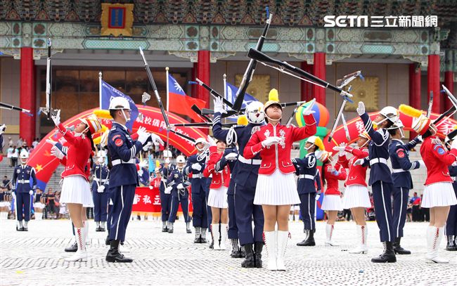 國防部106全國高中職校儀隊競賽決賽，在中正紀念堂廣場前隆重登場。（記者邱榮吉/攝影）