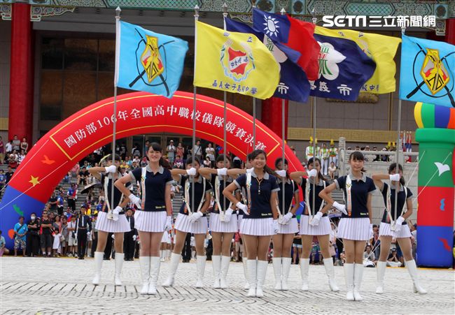 國防部106全國高中職校儀隊競賽決賽，在中正紀念堂廣場前隆重登場。（記者邱榮吉/攝影）