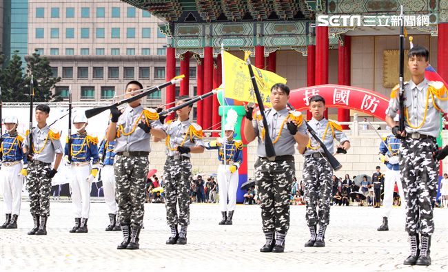 國防部106全國高中職校儀隊競賽決賽，在中正紀念堂廣場前隆重登場。（記者邱榮吉/攝影）