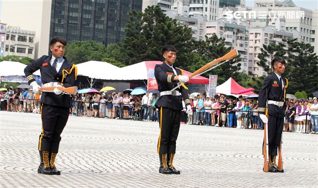 國防部106全國高中職校儀隊競賽決賽，在中正紀念堂廣場前隆重登場。（記者邱榮吉/攝影）