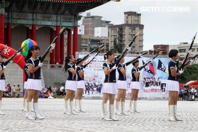 國防部106全國高中職校儀隊競賽決賽，在中正紀念堂廣場前隆重登場。（記者邱榮吉/攝影）