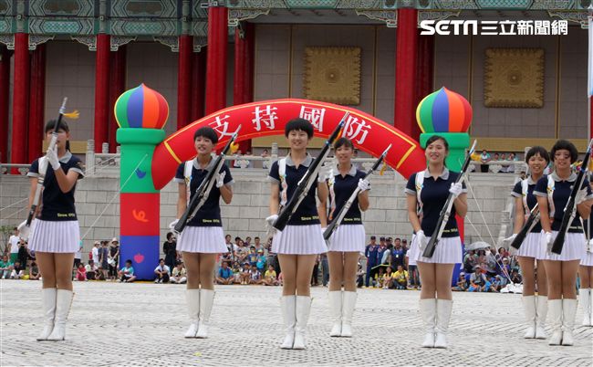 國防部106全國高中職校儀隊競賽決賽，在中正紀念堂廣場前隆重登場。（記者邱榮吉/攝影）