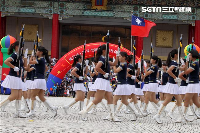 國防部106全國高中職校儀隊競賽決賽，在中正紀念堂廣場前隆重登場。（記者邱榮吉/攝影）