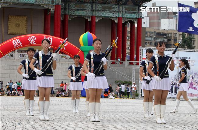 國防部106全國高中職校儀隊競賽決賽，在中正紀念堂廣場前隆重登場。（記者邱榮吉/攝影）