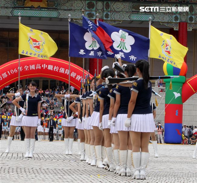 國防部106全國高中職校儀隊競賽決賽，在中正紀念堂廣場前隆重登場。（記者邱榮吉/攝影）