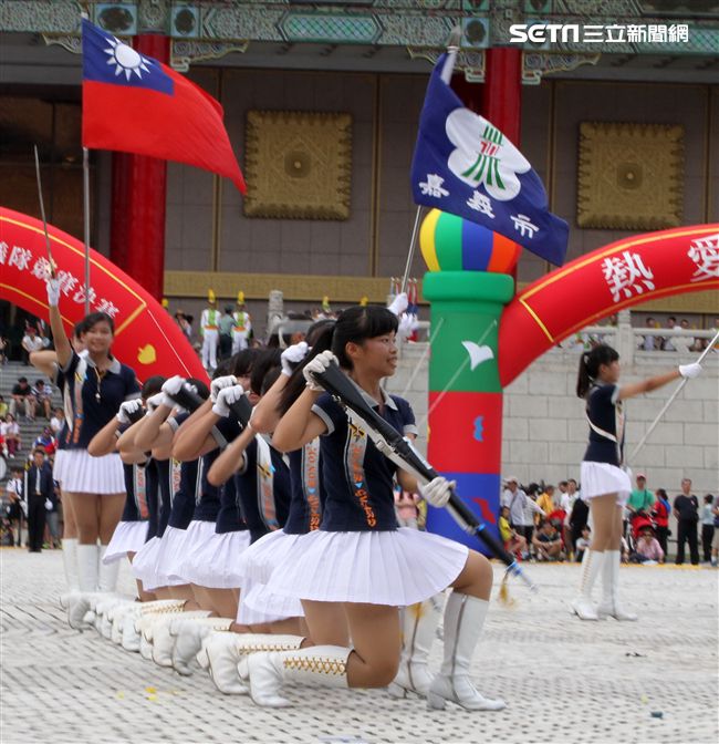 國防部106全國高中職校儀隊競賽決賽，在中正紀念堂廣場前隆重登場。（記者邱榮吉/攝影）