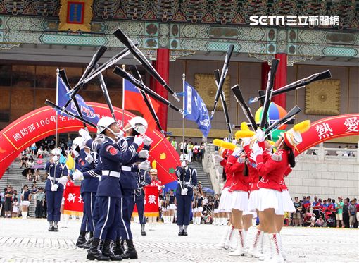 國防部106全國高中職校儀隊競賽決賽，在中正紀念堂廣場前隆重登場。（記者邱榮吉/攝影）