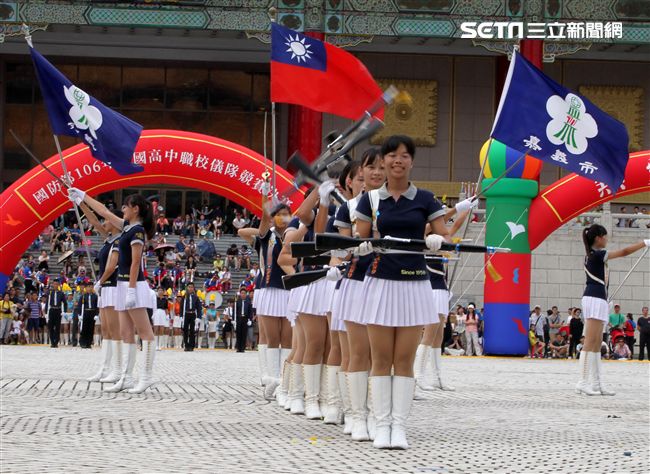 國防部106全國高中職校儀隊競賽決賽，在中正紀念堂廣場前隆重登場。（記者邱榮吉/攝影）