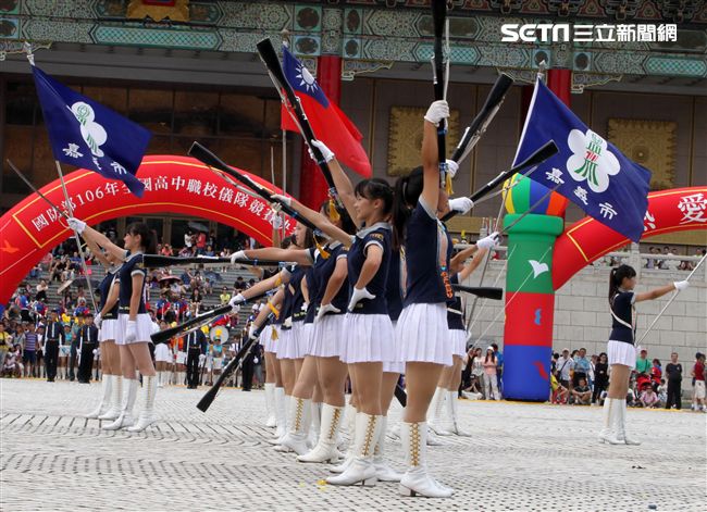 國防部106全國高中職校儀隊競賽決賽，在中正紀念堂廣場前隆重登場。（記者邱榮吉/攝影）