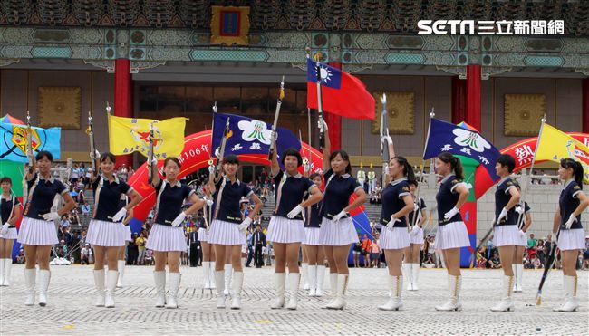 國防部106全國高中職校儀隊競賽決賽，在中正紀念堂廣場前隆重登場。（記者邱榮吉/攝影）