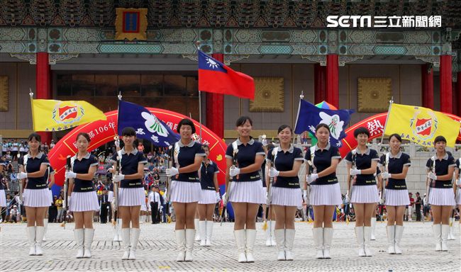 國防部106全國高中職校儀隊競賽決賽，在中正紀念堂廣場前隆重登場。（記者邱榮吉/攝影）