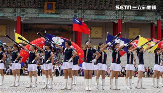 國防部106全國高中職校儀隊競賽決賽，在中正紀念堂廣場前隆重登場。（記者邱榮吉/攝影）