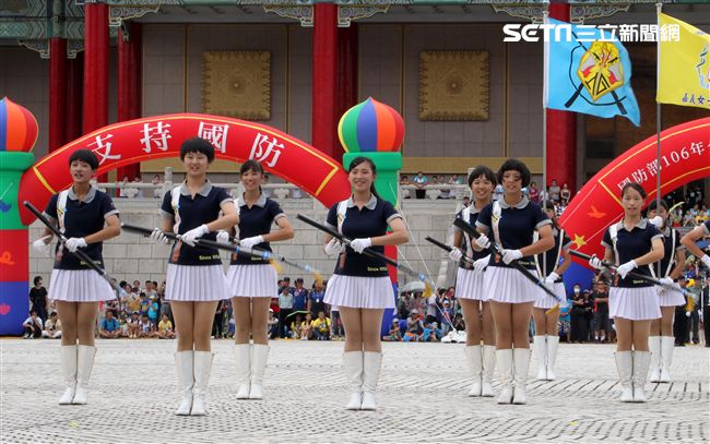 國防部106全國高中職校儀隊競賽決賽，在中正紀念堂廣場前隆重登場。（記者邱榮吉/攝影）