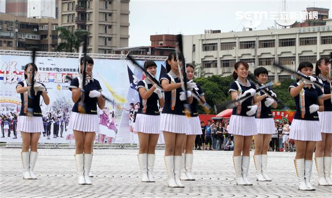 國防部106全國高中職校儀隊競賽決賽，在中正紀念堂廣場前隆重登場。（記者邱榮吉/攝影）