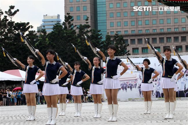 國防部106全國高中職校儀隊競賽決賽，在中正紀念堂廣場前隆重登場。（記者邱榮吉/攝影）