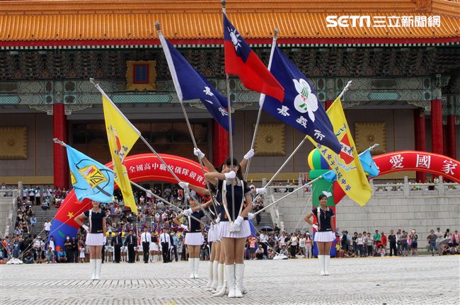國防部106全國高中職校儀隊競賽決賽，在中正紀念堂廣場前隆重登場。（記者邱榮吉/攝影）