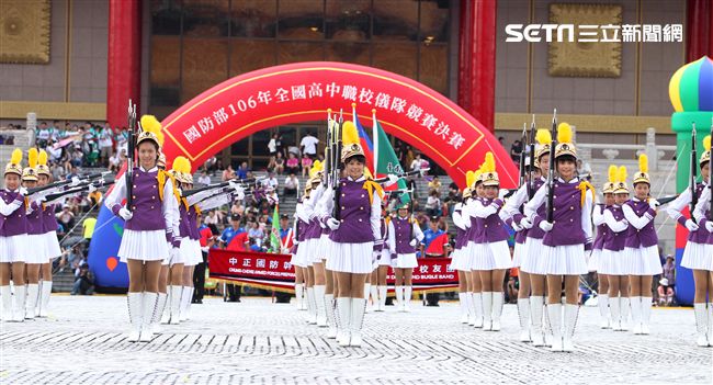 國防部106全國高中職校儀隊競賽決賽，在中正紀念堂廣場前隆重登場。（記者邱榮吉/攝影）