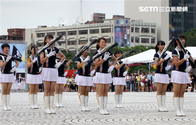 國防部106全國高中職校儀隊競賽決賽，在中正紀念堂廣場前隆重登場。（記者邱榮吉/攝影）