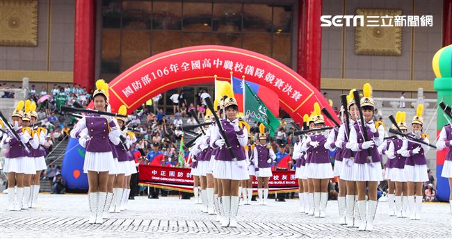 國防部106全國高中職校儀隊競賽決賽，在中正紀念堂廣場前隆重登場。（記者邱榮吉/攝影）