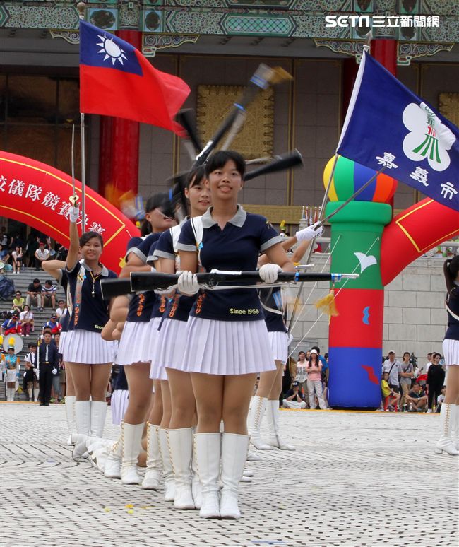 國防部106全國高中職校儀隊競賽決賽，在中正紀念堂廣場前隆重登場。（記者邱榮吉/攝影）