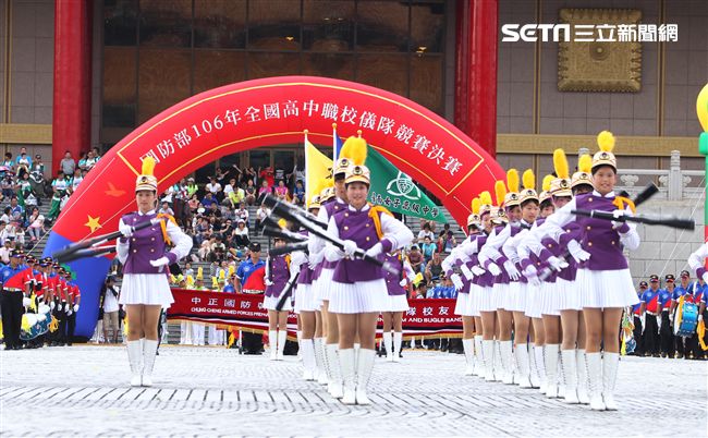 國防部106全國高中職校儀隊競賽決賽，在中正紀念堂廣場前隆重登場。（記者邱榮吉/攝影）