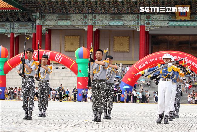 國防部106全國高中職校儀隊競賽決賽，在中正紀念堂廣場前隆重登場。（記者邱榮吉/攝影）