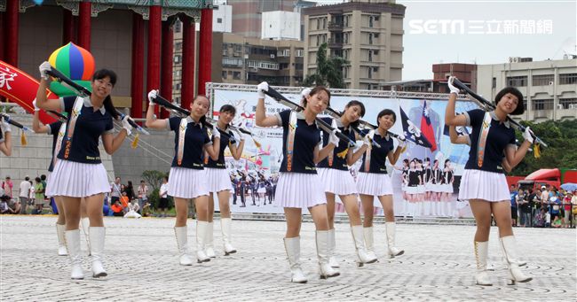 國防部106全國高中職校儀隊競賽決賽，在中正紀念堂廣場前隆重登場。（記者邱榮吉/攝影）