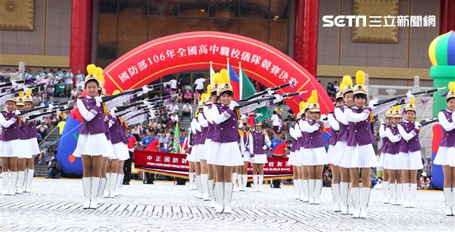 國防部106全國高中職校儀隊競賽決賽，在中正紀念堂廣場前隆重登場。（記者邱榮吉/攝影）