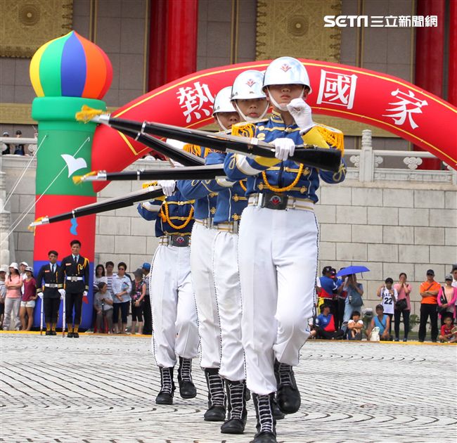 國防部106全國高中職校儀隊競賽決賽，在中正紀念堂廣場前隆重登場。（記者邱榮吉/攝影）