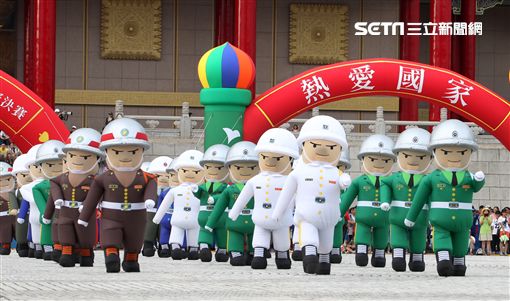 國軍招募娃娃跳舞。（記者邱榮吉/攝影）