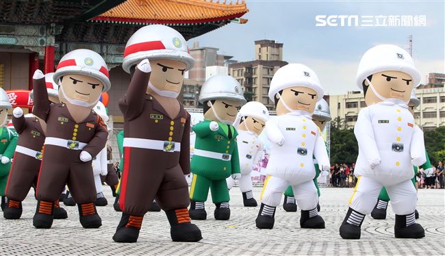 國軍招募娃娃跳舞。（記者邱榮吉/攝影）