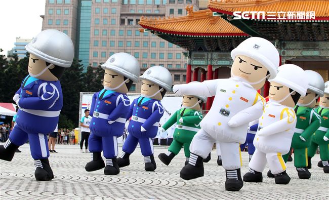 國軍招募娃娃跳舞。（記者邱榮吉/攝影）