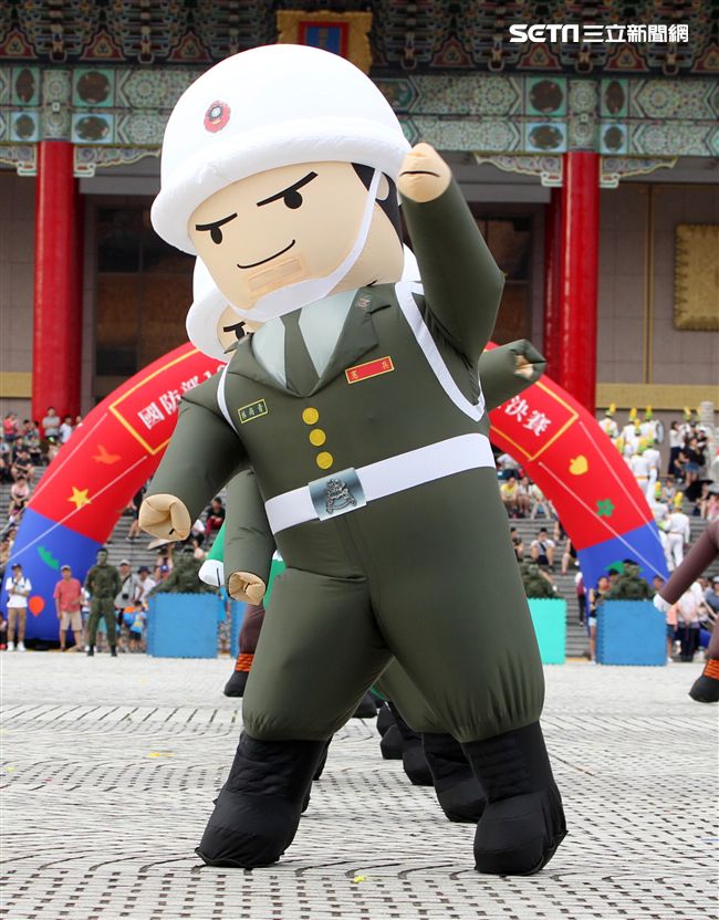 國軍招募娃娃跳舞。（記者邱榮吉/攝影）