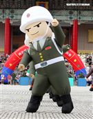 國軍招募娃娃跳舞。（記者邱榮吉/攝影）