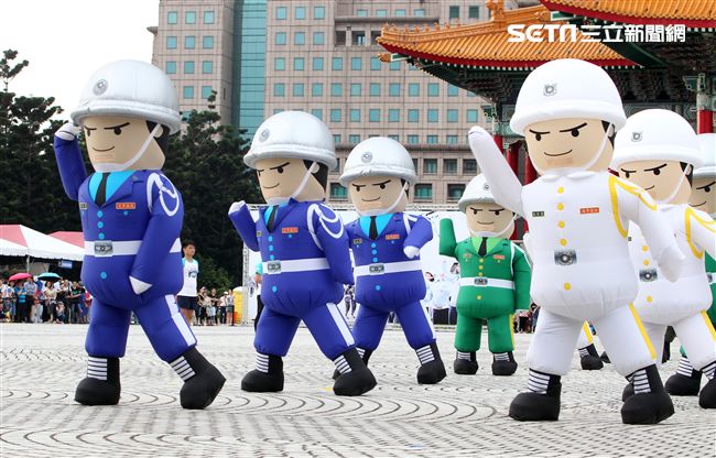 國軍招募娃娃跳舞。（記者邱榮吉/攝影）