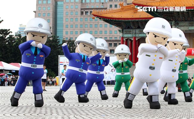 國軍招募娃娃跳舞。（記者邱榮吉/攝影）