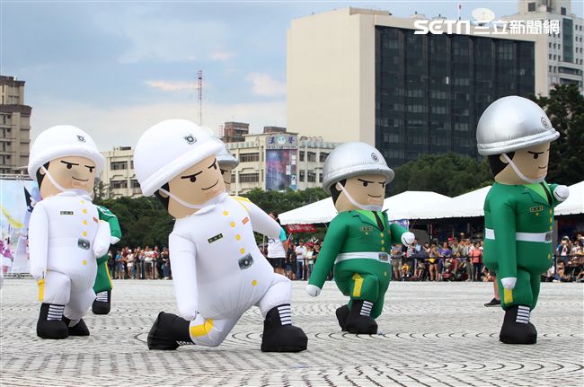 國軍招募娃娃跳舞。（記者邱榮吉/攝影）