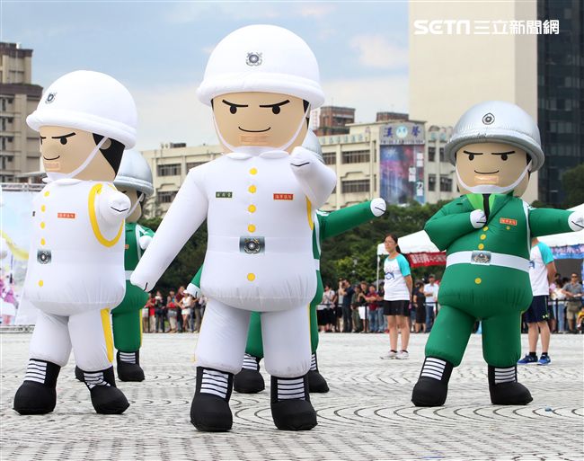 國軍招募娃娃跳舞。（記者邱榮吉/攝影）