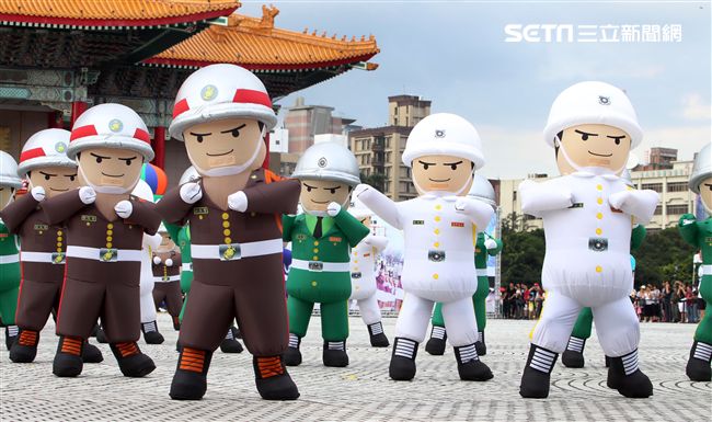 國軍招募娃娃跳舞。（記者邱榮吉/攝影）