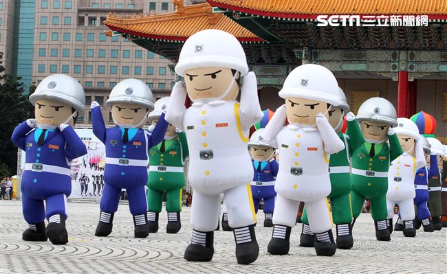 國軍招募娃娃跳舞。（記者邱榮吉/攝影）